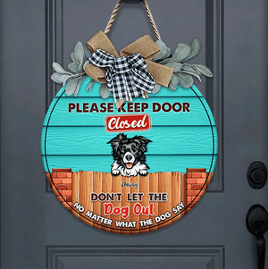 GeckoCustom Please Keep Door Closed Dog Wooden Door Sign With Wreath, Dog Lover Gift, Dog Door Hanger - HN590 12 Inch