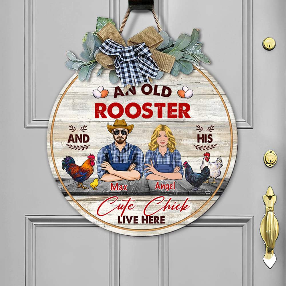 GeckoCustom An Old Rooster & His Cute Chick Farmer Flower Door Hanger, Wooden Door Sign With Wreath, Farmer Gift HN590 13.5 inch